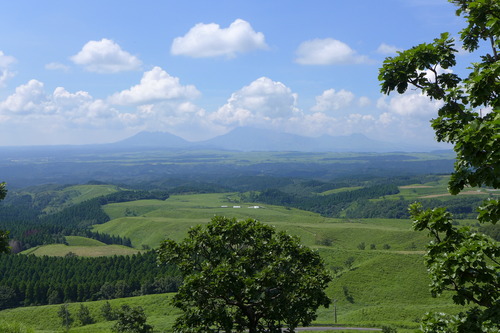 20250815竹田〜福岡の途上、80年前の戦争を考えつつ阿蘇五岳を望む
