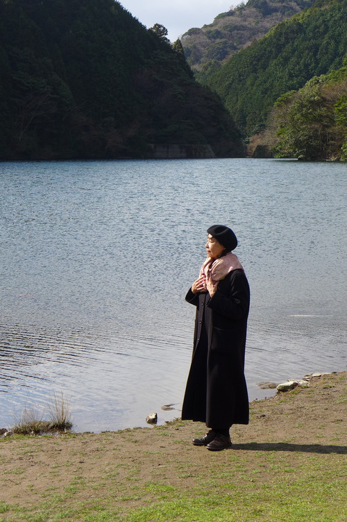 オイリュトミスト藤原馨。ダム湖を生かした一の俣さくら公園にて、地元民による手づくり！