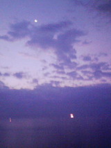 月と漁火