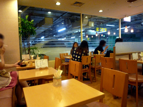 待合室店内