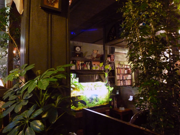 アール座読書館店内