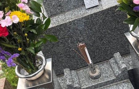 【悲報】キャバ嬢さん、墓参りで墓前に火のついたたばこをお供えするも非常識だと批判され炎上し削除 ← えっ普通じゃね？