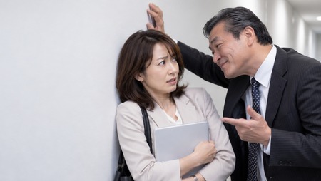 【勘違い男】異動してきた50代男性社員からいきなり「どうしてもというなら付き合ってみてあげてもいい」って言われた　私既婚子持ちなのに