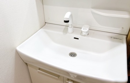 【勘違い】洗面台のゴミ受けの皿をいちいち逆さに設置する夫と喧嘩になった　夫が「俺の方が正しい、ネットで調べてみろ」というので出てきた画像を見せたら…