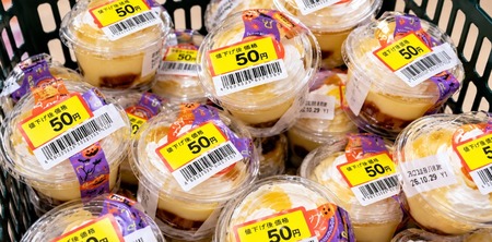 【SNS】X民「夜勤明けにスーパー行ったらプリンが値引きされて128円が50円だったので20個買って職場へ差し入れ」→批判殺到