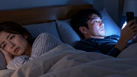【夫婦・睡眠】私は真っ暗な空間じゃないと眠れない体質なんだけど、夫が隣で夜遅くまでスマホで動画を見るからつらい…