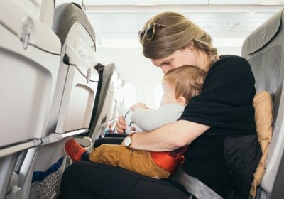 日本航空、泣き出す可能性がある赤ちゃんに近い席を避ける仕組み導入　トラブル回避が狙いか