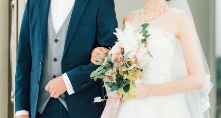 【結婚式】話題の“ナシ婚・ジミ婚”で後悔する人の共通点とは？ 経験者が語る「満足」と「数年後の後悔」