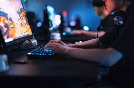 【教育】高3になった息子が将来はゲーマーになりたいから高卒後はeスポーツの専門学校に行きたい、だから今大学受験のために通ってる塾は辞めたいと言ってきた