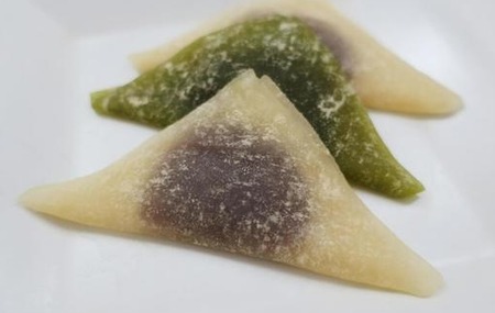 【お土産】社内のおじさんから『八つ橋食べる？』とジップロック入りのを貰ったんだけど、信頼関係ってこういうとこで試されるんだなって思った