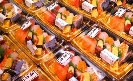 【悲報】デート帰り、「スーパーで値引き惣菜があるのに定価のお寿司を選んだ彼女」に彼氏が衝撃