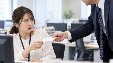 【浮気の誘い】不妊治療で有休の相談を上司にしたら…　上司の同僚から連絡先を渡された
