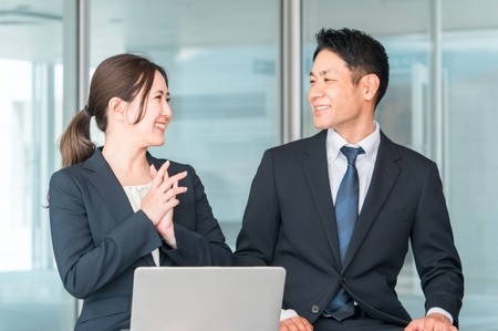 【社内恋愛】惚れっぽい女ワイ、職場の同じチームの男性（イケメンでは無い）がカッコよく見えてしまって辛い