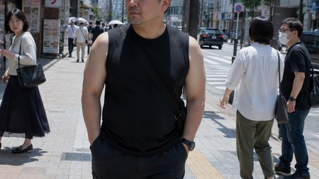 【ファッション】アラフォーおっさん俺、黒のノースリーブで外出してたら通りすがりの女子小学生にボソッと変態みたいって言われて傷つく