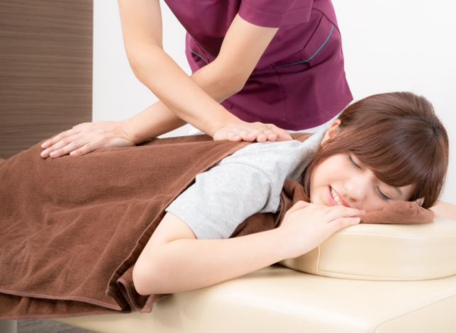 彼女が整体や整骨院などで男性からマッサージされることをどう思いますか 彼が怒ってるのですが 恋愛まとめ速報