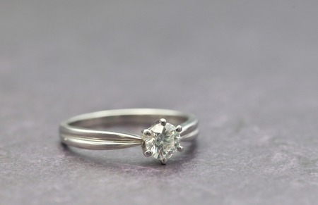 【離婚】友達が離婚することになったんだけど婚約指輪を返すかどうかで揉めてるらしい　旦那さん「返せ」　友達「貰ったものだから返す必要ない」