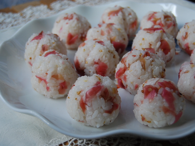 みょうがの赤紫蘇漬けおにぎり かぼちゃコロッケ けめこの横顔