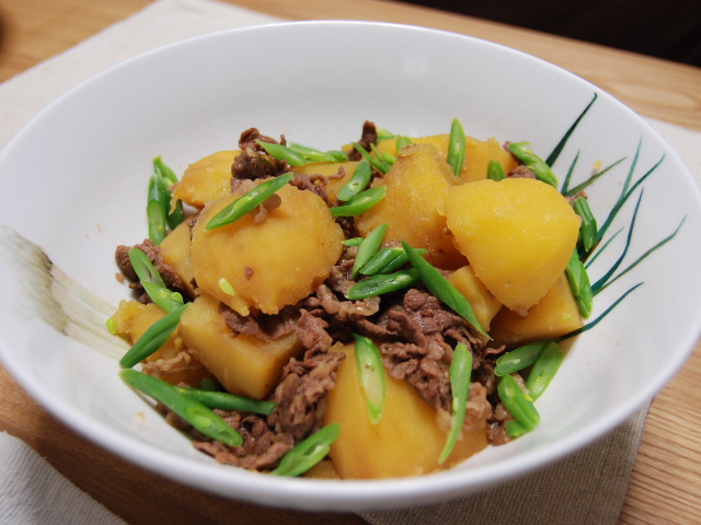 レッドムーン じゃがいも と牛肉の煮物 けめこの横顔