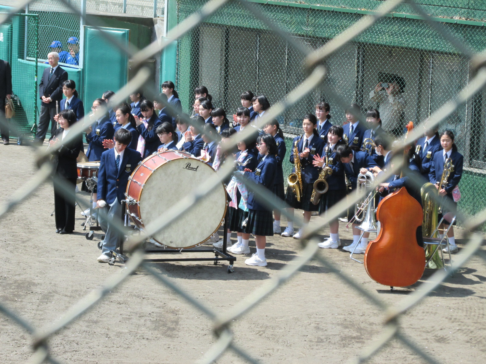 堀北さん 小山運動公園野球場お久しぶり吉田えり選手 袴姿の市長始球式です トラさんの純真
