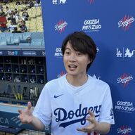 【始球式】神木隆之介、山本由伸へノーバウンド投球！深々と一礼する姿にも拍手