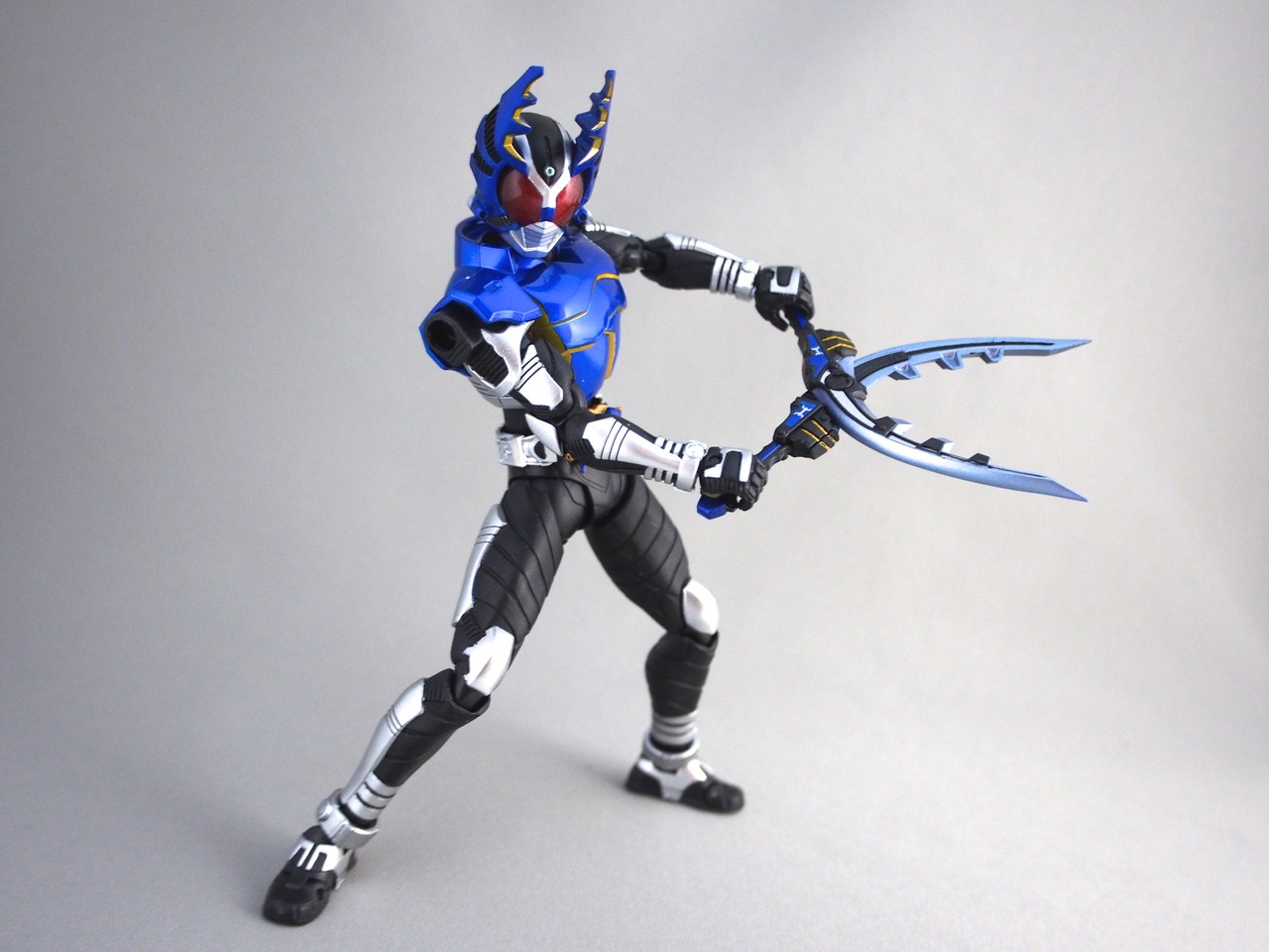 S.H.Figuarts（真骨彫製法）仮面ライダーガタック ライダーフォーム 