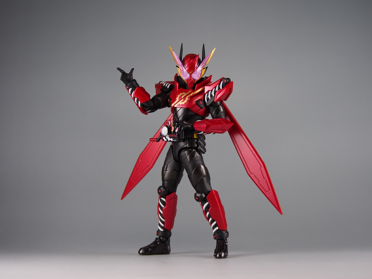 S.H.Figuarts 仮面ライダービルド ラビットラビットフォーム