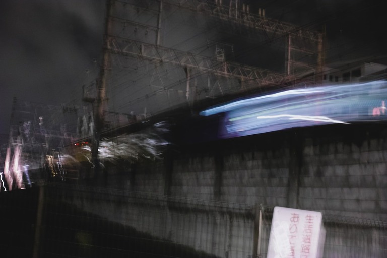 列車に轢かれて切断された首が校庭に飛んできた