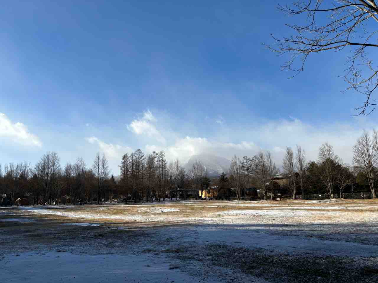 雪が降った、今日から冬？ : 北軽井沢 虹の街 爽やかな風