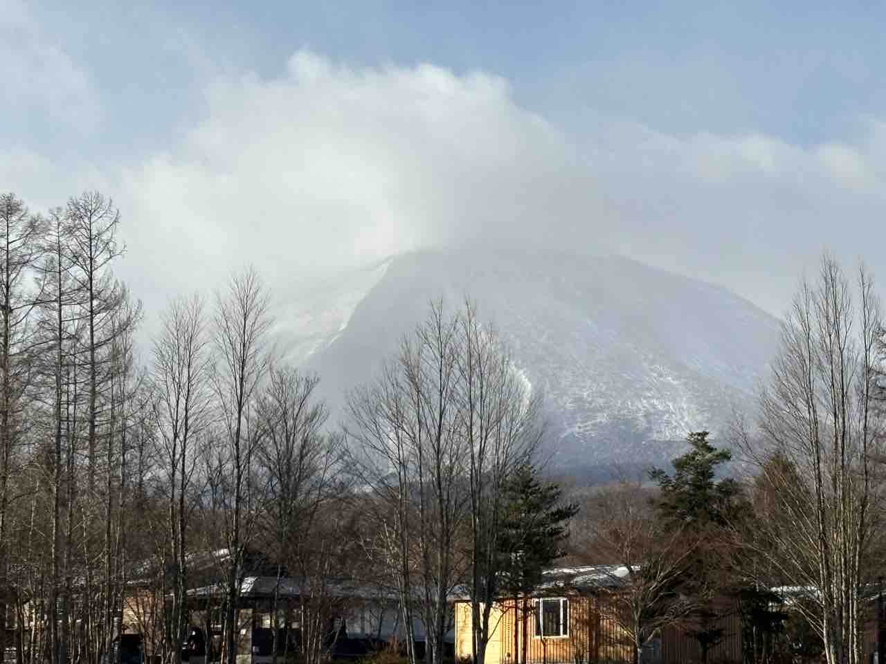 雪が降った、今日から冬？ : 北軽井沢 虹の街 爽やかな風