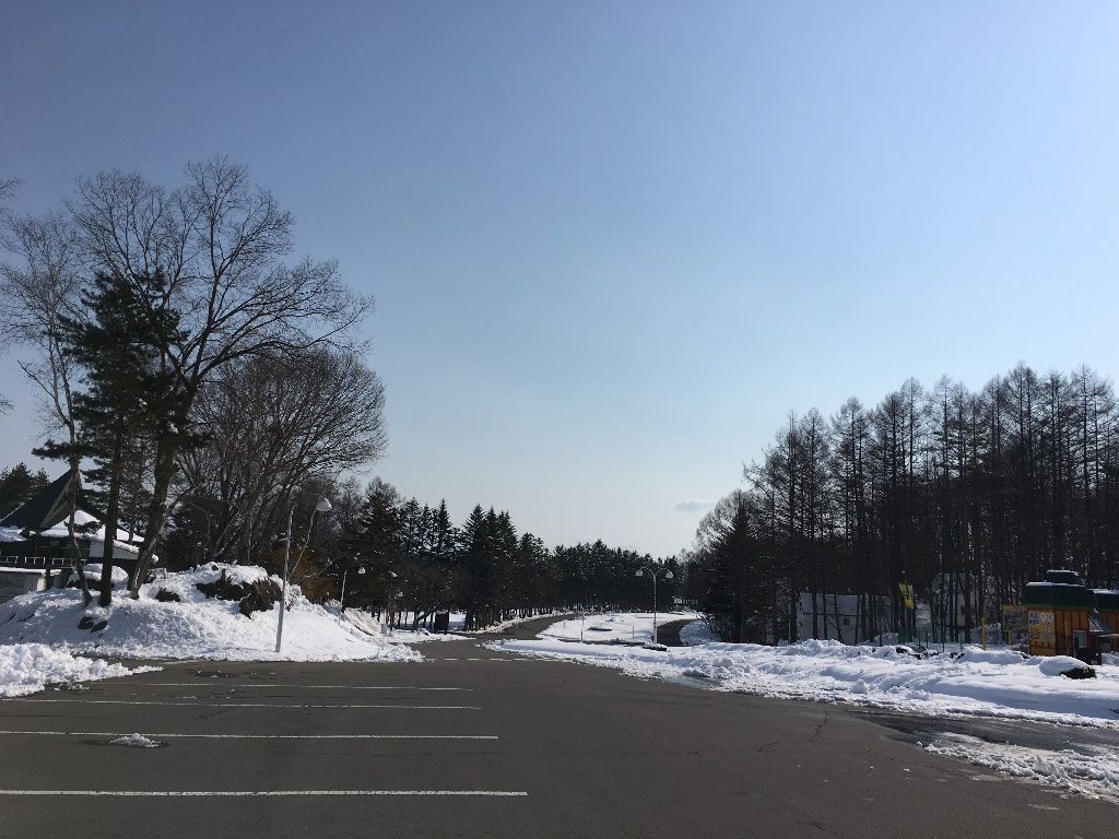 雪景色も春色の空 北軽井沢 虹の街 爽やかな風