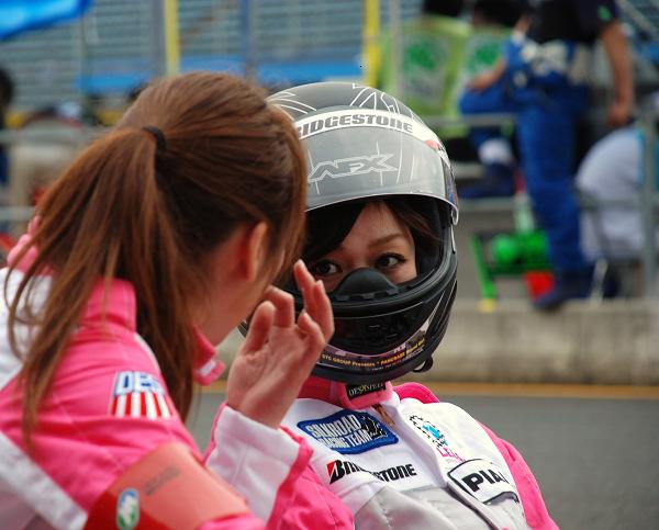 ピンクのレーシングスーツの女性レーサーたち 真剣なまなざし 滝アヤの写真ワールド