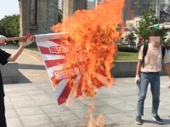 韓国大学生団体、日本大使館に続き独立門前で旭日旗を燃やす