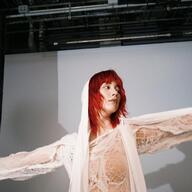 【朗報】のんが赤髪で艶っぽい衣装披露したやんけ！