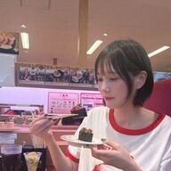 【悲報】本田翼、軍艦巻き見つめてるだけで優勝してしまうｗｗ