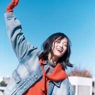 山下美月が魅せる！赤ニットワンピで冬をスタイリッシュに