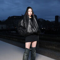 【朗報】ジュヨンと三吉彩花、バレンシアガで超絶キラキラやんけ！