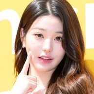 IVEウォニョンの最新スマホケースが可愛すぎる！ハローキティの魅力とは？