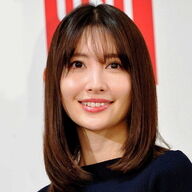 【朗報】小嶋陽菜、37歳なのに海辺で最強の可愛さやんけ！