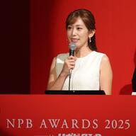 中川安奈アナ、白ドレス姿でアワード進行に華を添える