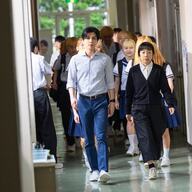 ダサい教師役の岩田剛典と金髪生徒たちの物語に迫る