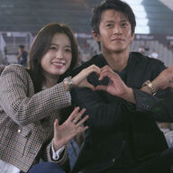 小栗旬、釜山国際映画祭でファン熱狂やんけ！ハン・ヒョジュとの指ハート草