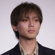 【朗報】永瀬廉、浜辺美波と交際中やんけ！ファンの反応は？