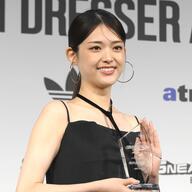 【朗報】松村沙友理、背中チラ見せでスニーカーベストドレッサー受賞やと！草