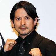 【悲報】岡田准一とのツーショットで話題のヒゲ俳優、正体不明やんけ！