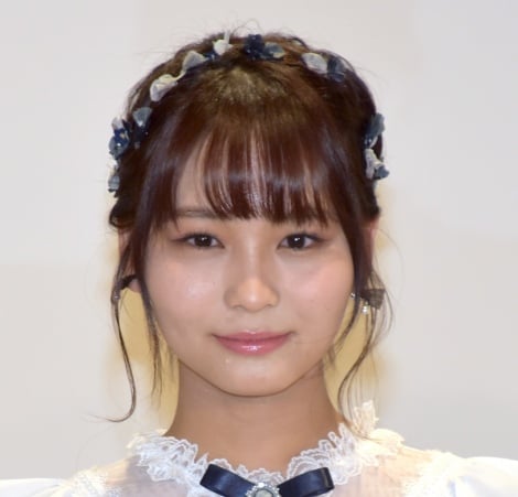 ＝LOVE大場花菜の魅力全開！リムレスメガネとミニスカファッション