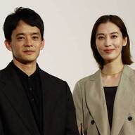 月城かなとが演じる「キャスター」小池奈美の魅力に迫る