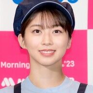 【朗報】牧野真莉愛、ミニスカコーデで美脚見せつけやんけ！