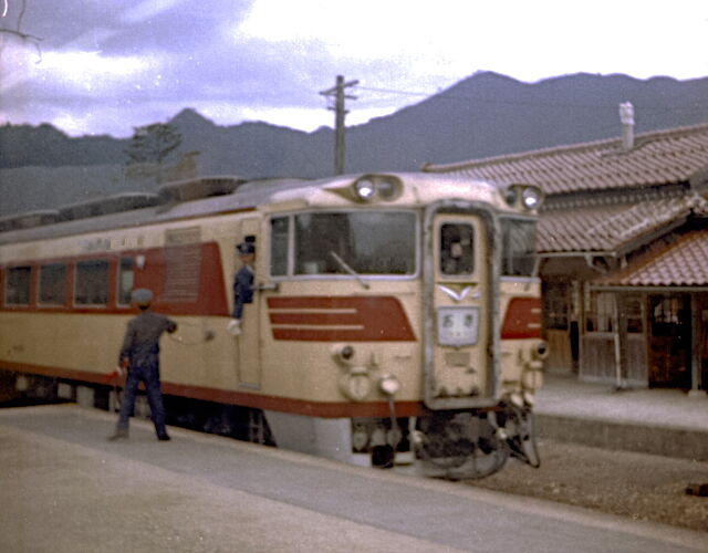 鉄道写真特急おき 特急スーパーおき、新山口駅にて | GANREF