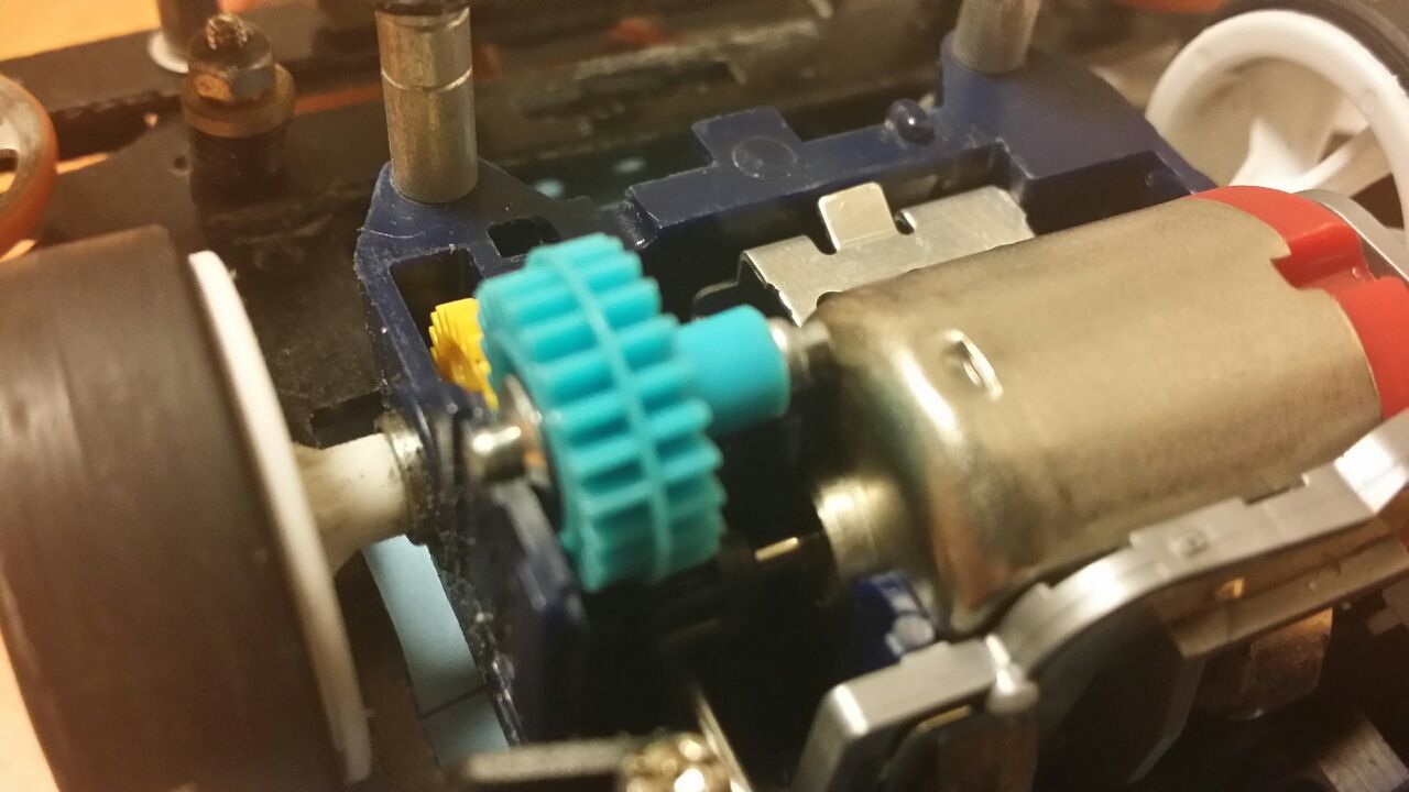 モーター慣らし作業。 落ち着きのないミニ四駆 モーター慣らし作業。 落ち着きのないミニ四駆