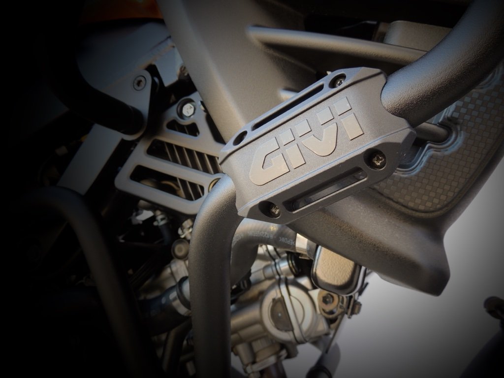 【新品・送料無料】GIVI エンジンガード用 プロテクタースライダー Z2159R ヴェルシス Versys 250 1000 アドベンチャー GIVI Z2159R エンジンガードスライダー 25mmパイプ用 M186 - メルカリ